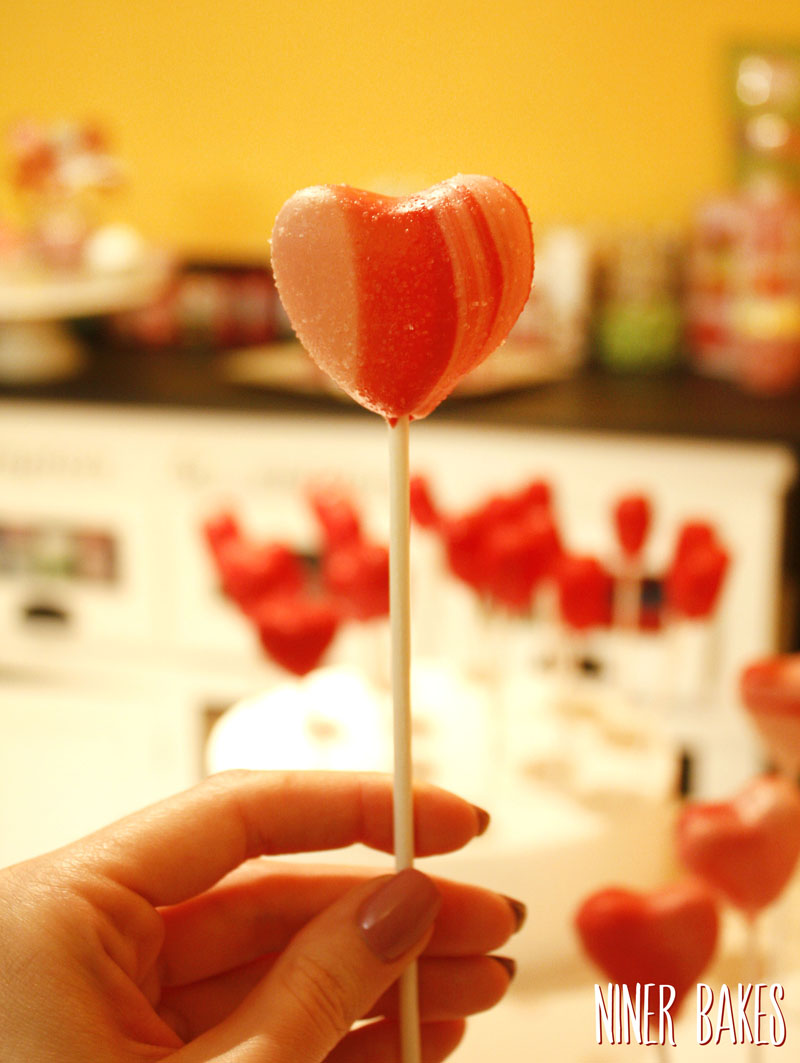 Last Minute Valentinstags Geschenk: Marmorierte Cake Pops in Herzchen Form