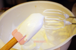 Vanille Cupcakes mit leckerer OREO Überraschung mit Marshmallow Frosting
