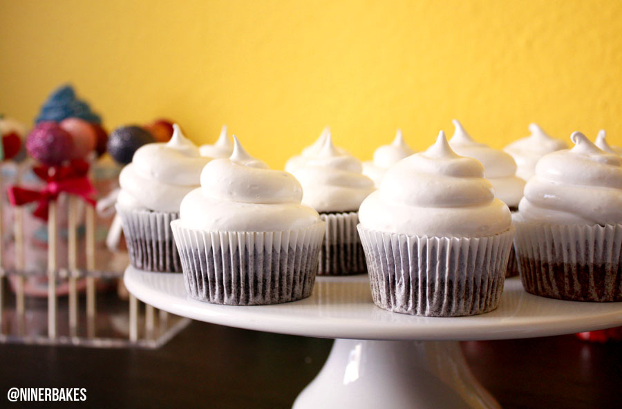 Vanille Cupcakes mit leckerer OREO Überraschung mit Marshmallow Frosting