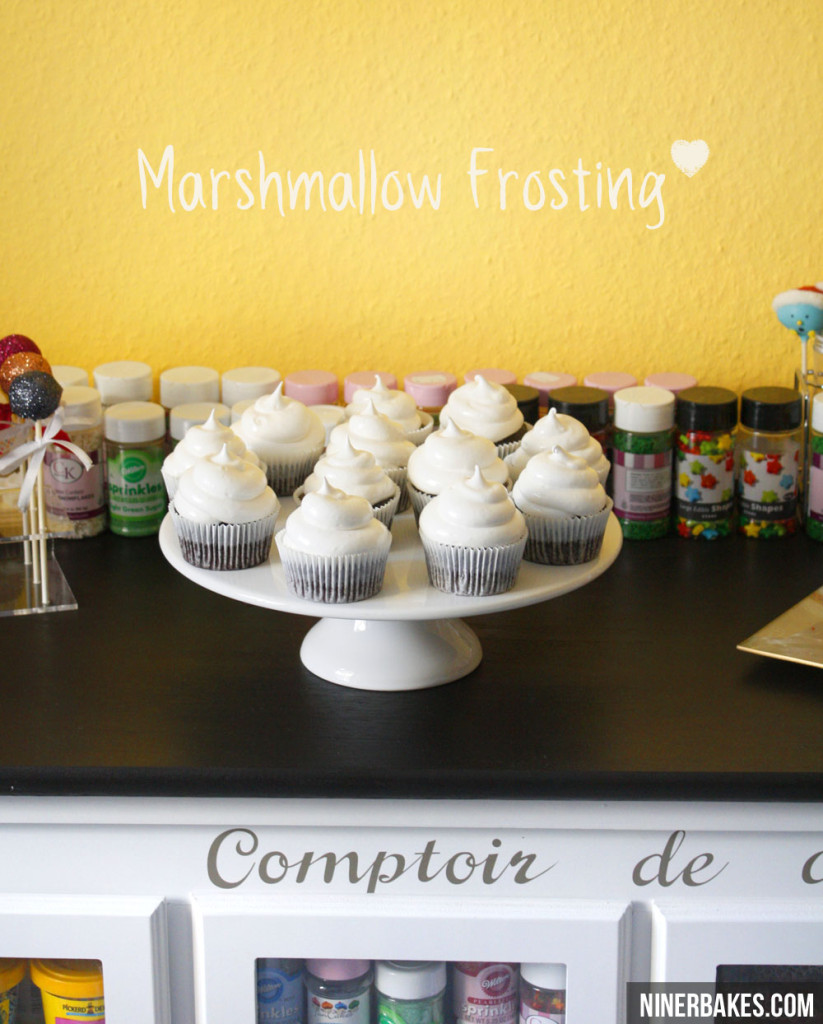 Schokoladen Cupcakes mit leckerer OREO Überraschung mit Marshmallow Frosting