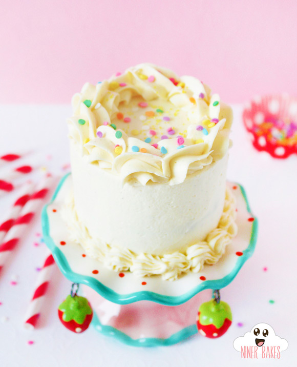 heavenly vanilla cake with cookie dough layer and vanilla bean frosting by niner bakes - tutorial - anleitung