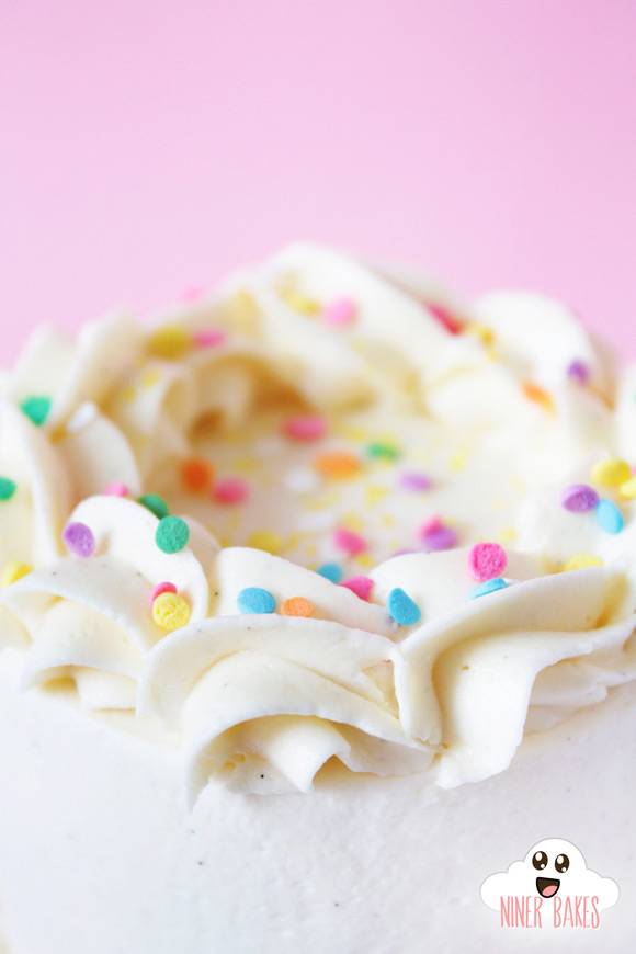 heavenly vanilla cake with cookie dough layer and vanilla bean frosting by niner bakes - tutorial - anleitung