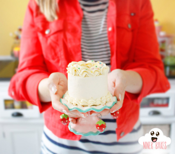 heavenly vanilla cake with cookie dough layer and vanilla bean frosting by niner bakes - tutorial - anleitung