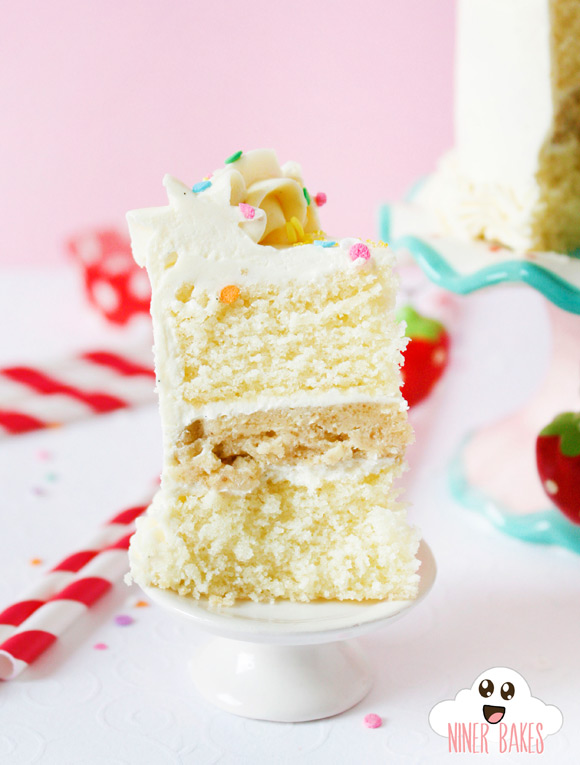 heavenly vanilla cake with cookie dough layer and vanilla bean frosting by niner bakes - tutorial - anleitung