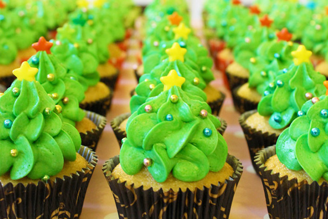 2015-How-to-pipe-Christmas-Tree-Forest-Cupcakes-by-niner-bakes