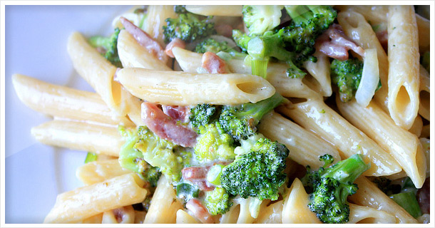 Pasta Alfredo mit Broccoli und Speck